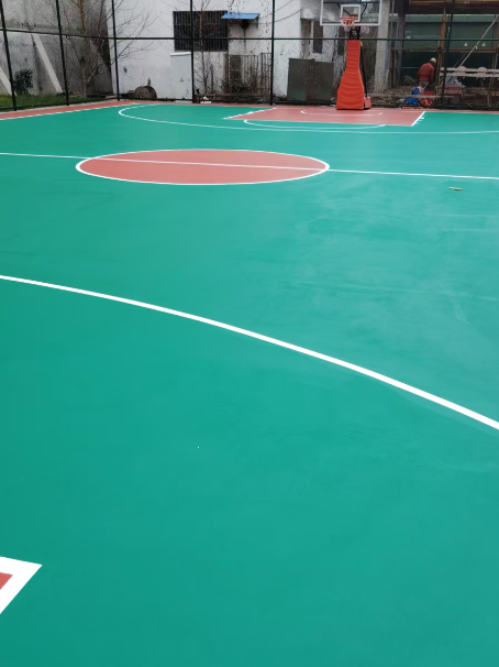 大东 球场长期使用易出现地面开裂